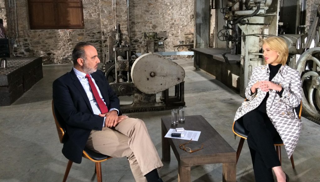 Η Ρένα έβαλε το μωρό στον νιπτήρα για να διαφημίσει τη συνέντευξή της στην ΕΡΤ