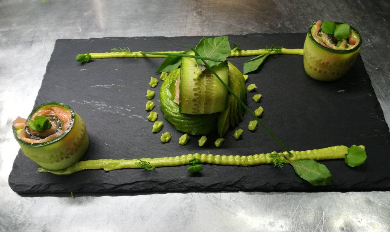 Ρολάκια σολομού με γουακαμόλε και αγγούρι