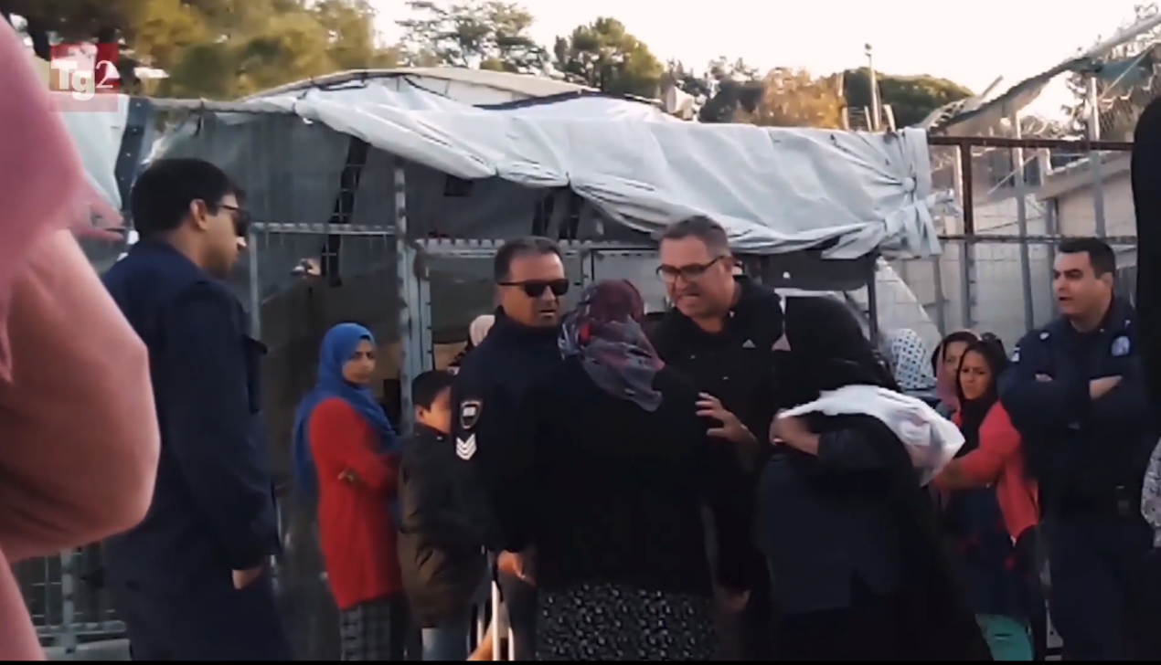 Βίντεο: Αστυνομικός βρίζει χυδαία ηλικιωμένη στη Μόρια