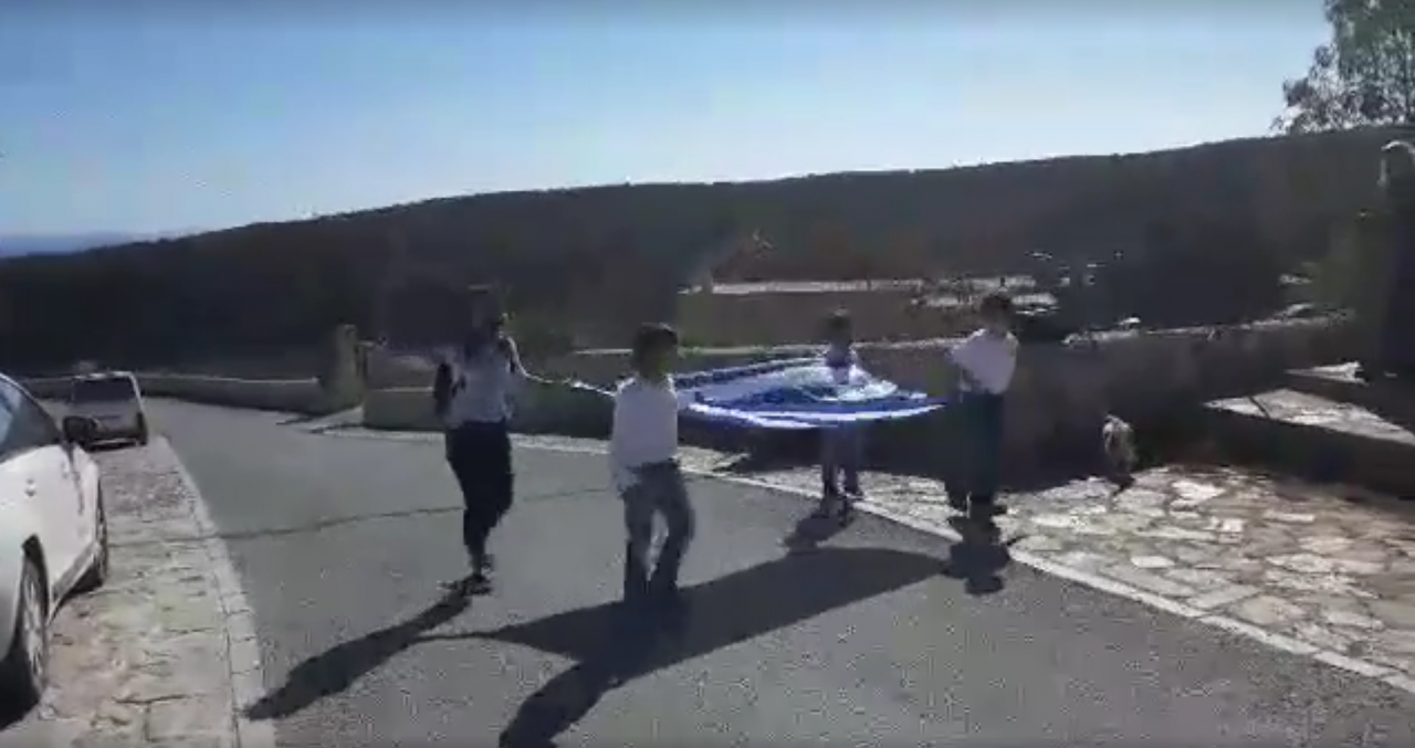 Γαύδος: Τρεις μαθητές παρέλασαν μαζί με τη δασκάλα τους [βίντεο]