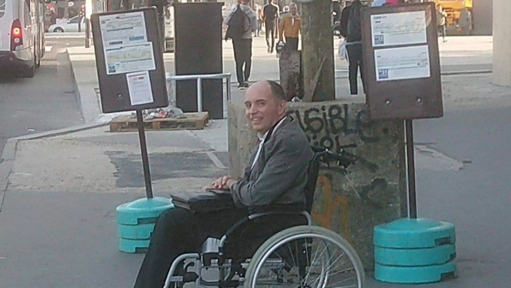 «Ολοι έξω!» – οδηγός λεωφορείου έδιωξε τους απαθείς επιβάτες για να ανεβάσει άνδρα με αναπηρικό καρότσι