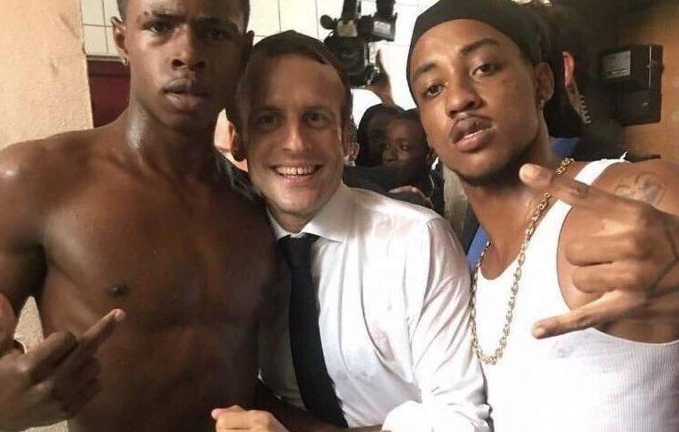 Σάλος από τη φωτογραφία του Μακρόν με τον νεαρό με το μεσαίο δάχτυλο