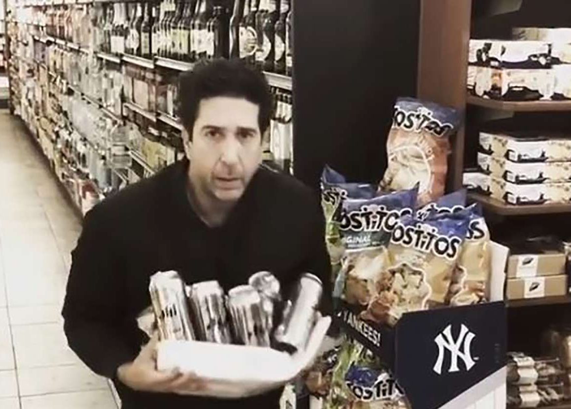 Ο Ντέιβιντ Σουίμερ από τα «Φιλαράκια» τρολάρει το viral βίντεο με τον κλέφτη-σωσία του