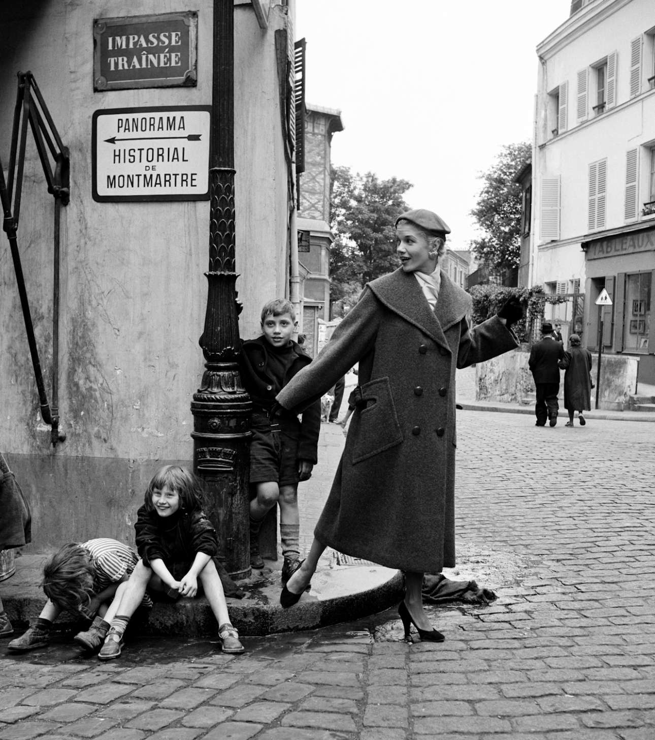 Η φωτογράφιση κίνησε την περιέργεια των παιδιών που έπαιζαν στους δρόμους της Μονμάρτης και πόζαραν και αυτά στον φακό της Μέρλιν Στάφορντ