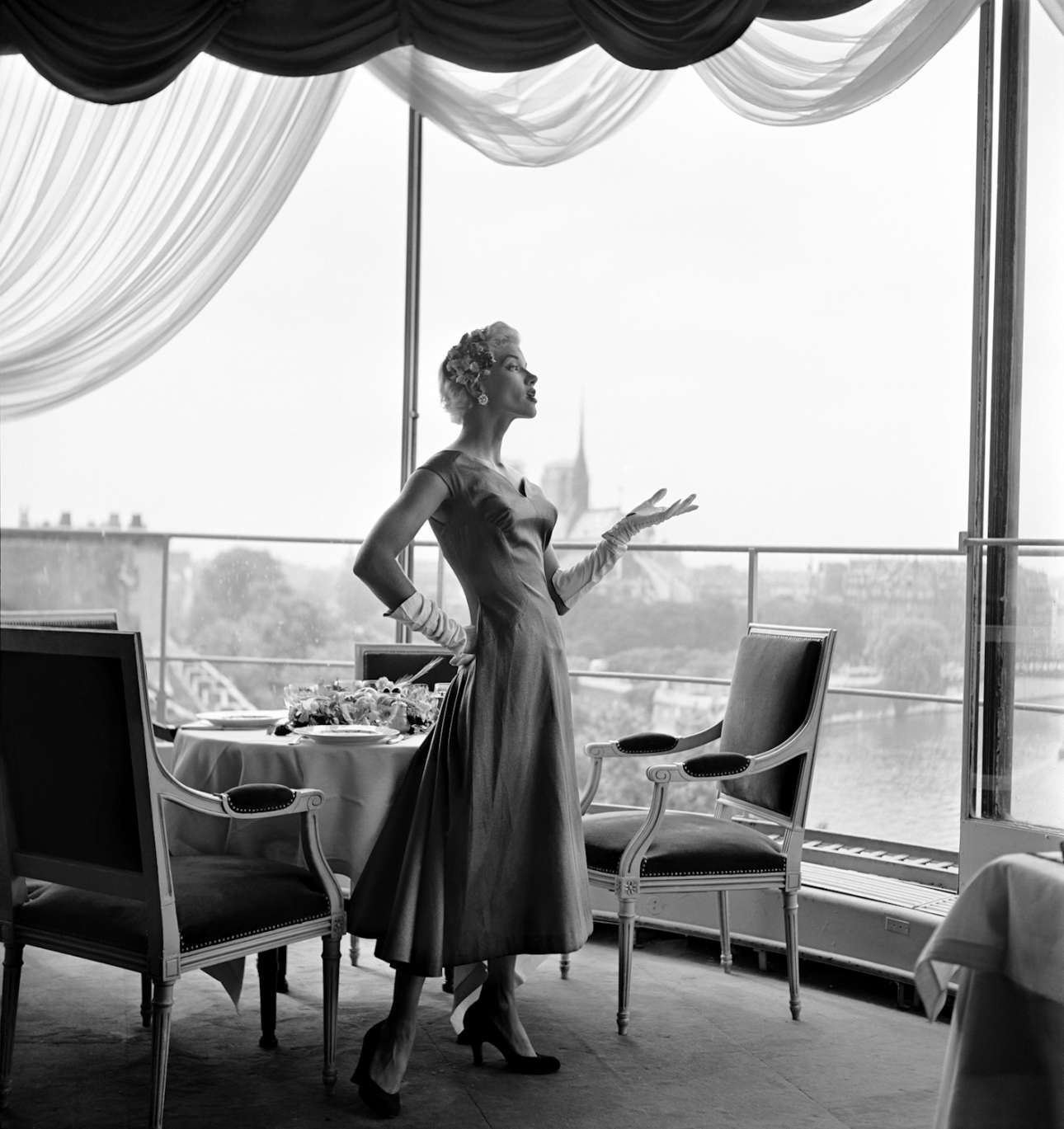Givenchy υψηλής ραπτικής στο εστιατόριο Tour d'Argent με θέα στο Σηκουάνα και την Παναγία των Παρισίων