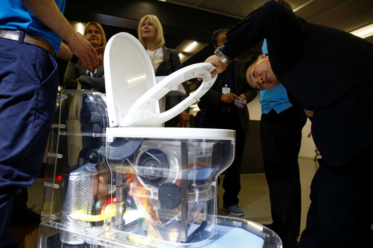 Ο Μπιλ Γκέιτς παρουσίασε την τουαλέτα του μέλλοντος