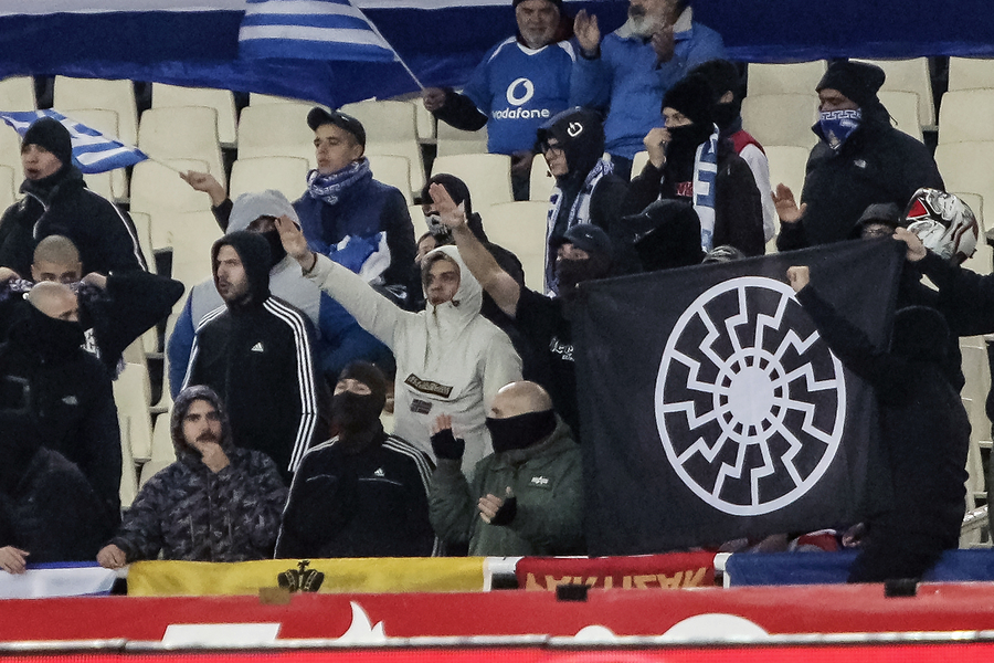Εικόνες ντροπής στον αγώνα της Εθνικής – Ναζιστικός χαιρετισμός και σύμβολα στις κερκίδες
