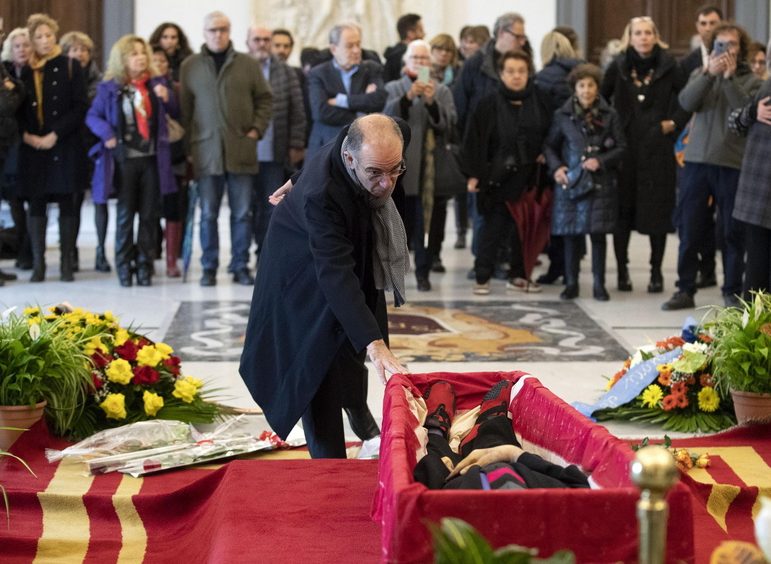 Σε λαϊκό προσκύνημα στη Ρώμη η σορός του Μπερνάρντο Μπερτολούτσι