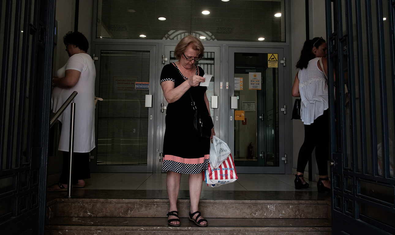 διαΝΕΟσις: Μικρότερο εισόδημα κατά 42% – ποιους και πόσο κτύπησε η κρίση