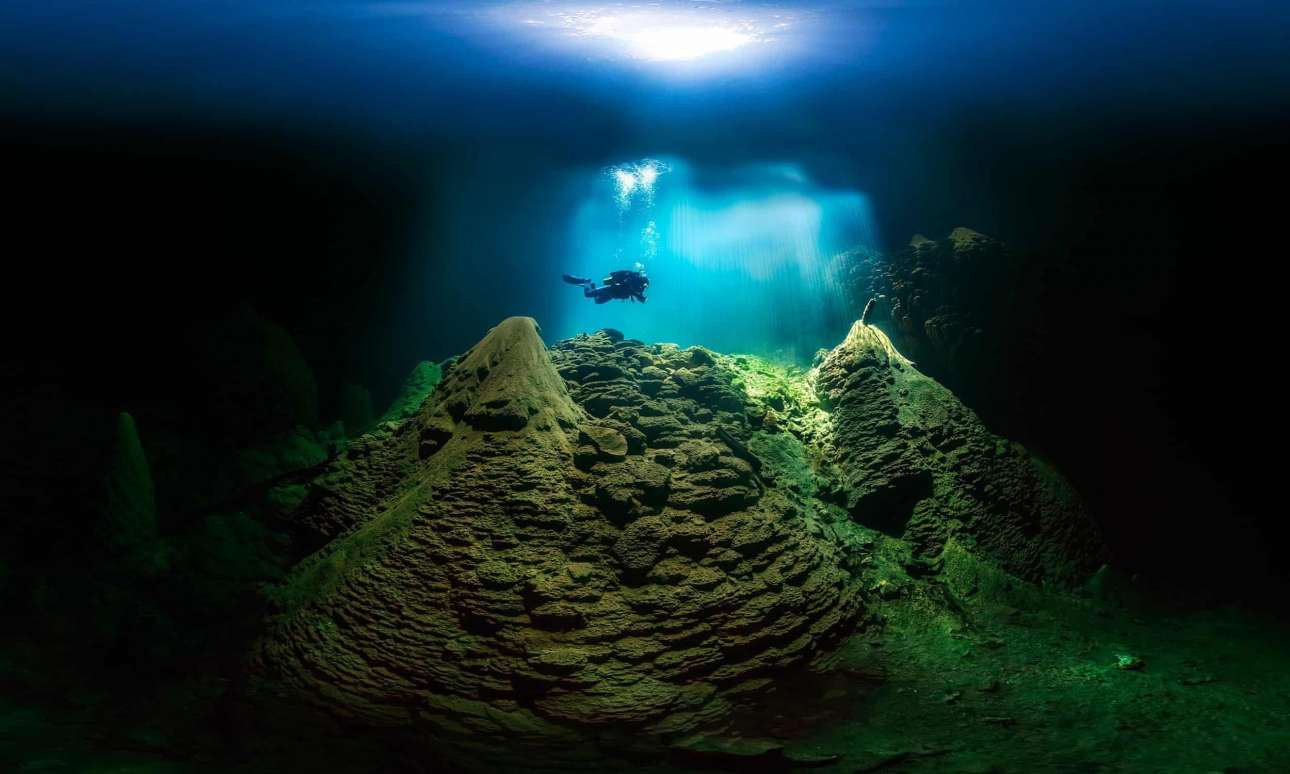 Ενας δύτης εξερευνά το μαγευτικό σπήλαιο και την υπόγεια λίμνη Anhumas Abyss στη Βραζιλία 
