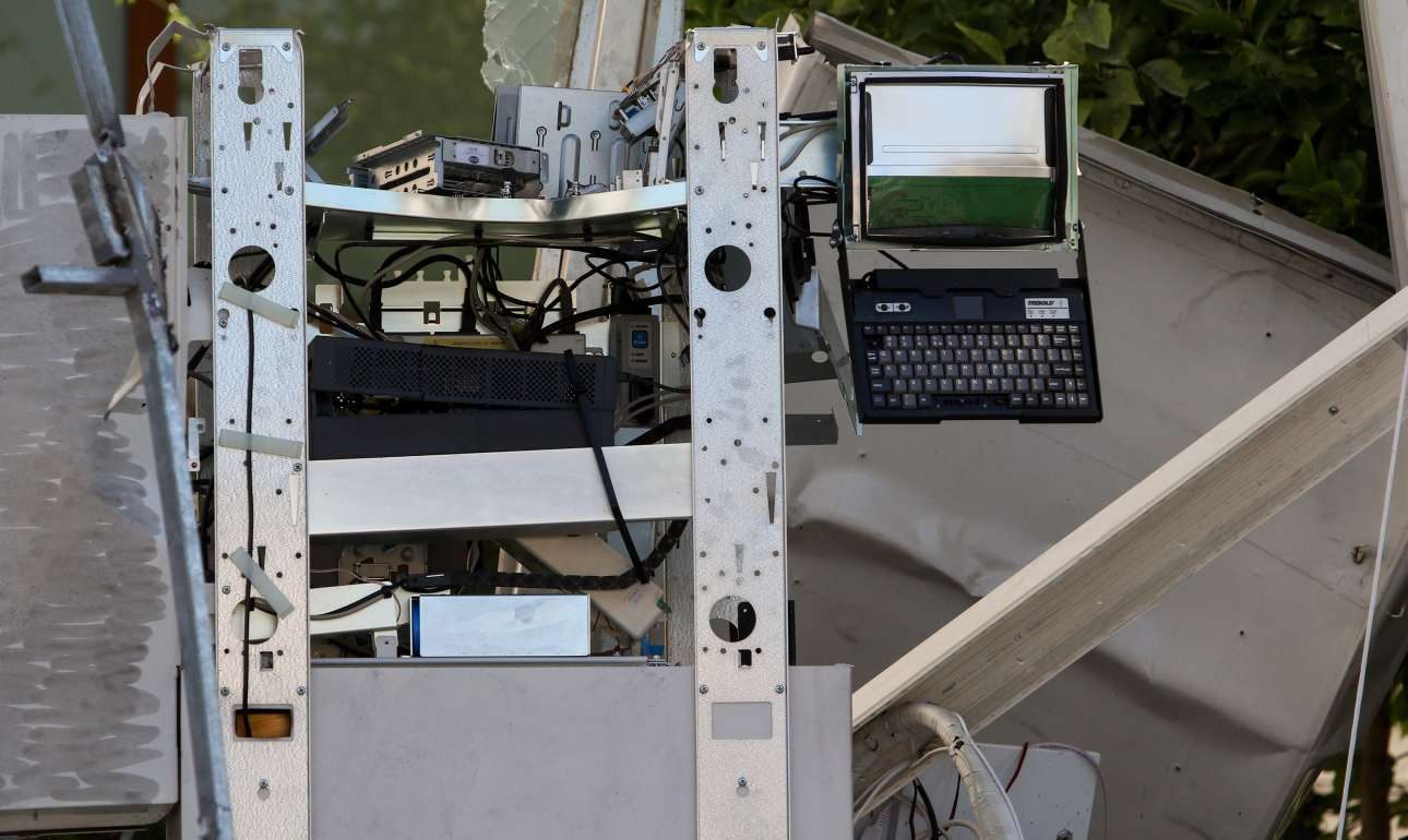 Ανατίναξαν ΑΤΜ στην Ηλιούπολη και… γέμισε ο δρόμος χαρτονομίσματα