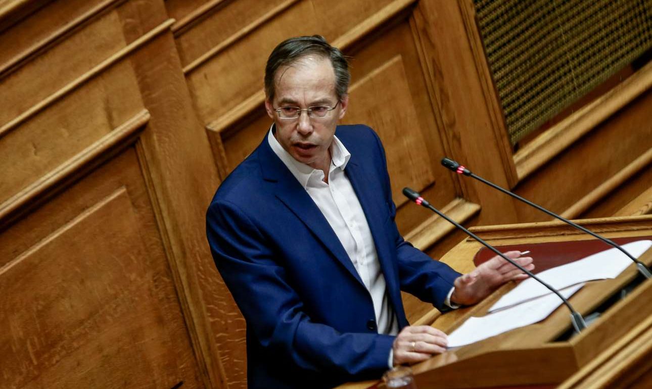 Καταγγελίες Μαυρωτά για 16.000 προσλήψεις και φωτογραφικές προκηρύξεις γραμματέων