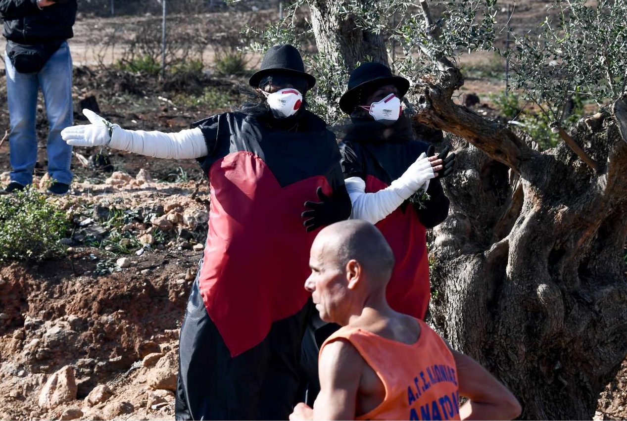 «Και εμείς δίνουμε τον δικό μας Μαραθώνιο», φώναξαν από το Μάτι [εικόνες]