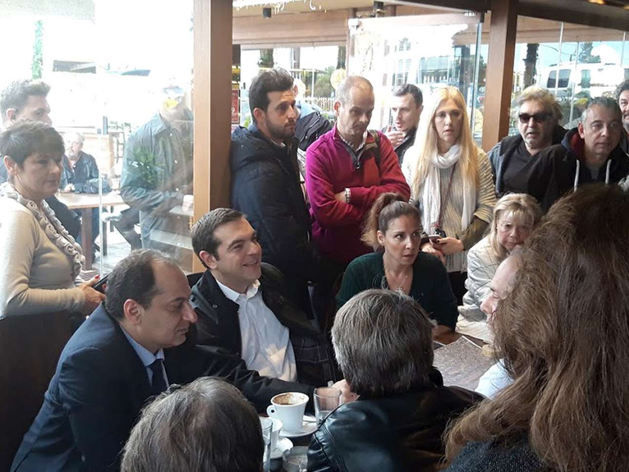 Tσίπρας σε πυρόπληκτη στο Μάτι: Και να σου δίναμε 2.000 ευρώ, θα τα σπατάλαγες!