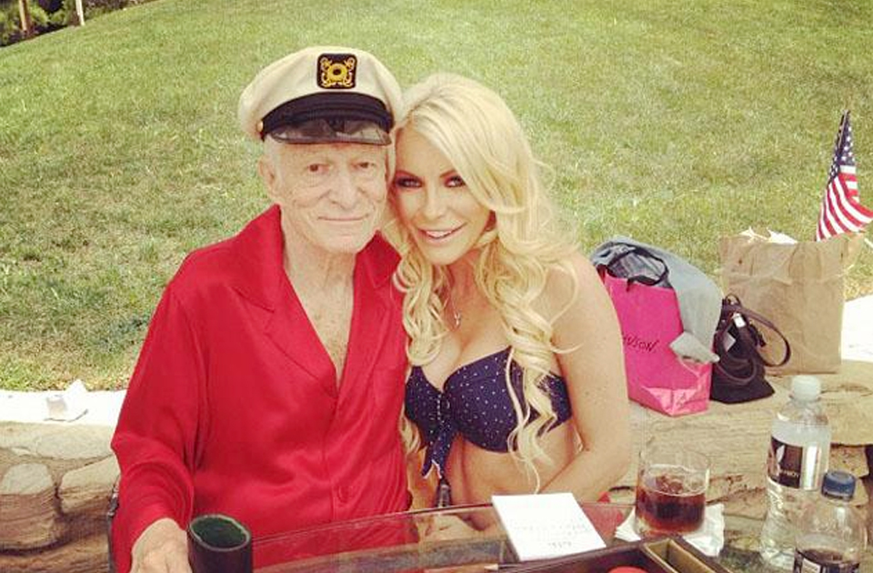 Πωλούνται οι σχεδόν αφόρετες μεταξωτές πιτζάμες του Χιου Χέφνερ