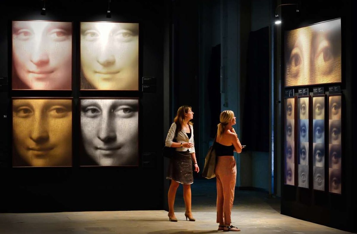 Ο Ντα Βίντσι καταφθάνει στην Αθήνα με αεροπλάνο και υποβρύχιο