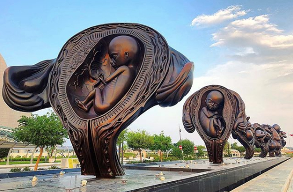 Ενοχλούν οι γιγάντιες μήτρες του Ντάμιεν Χιρστ σε νοσοκομείο του Κατάρ