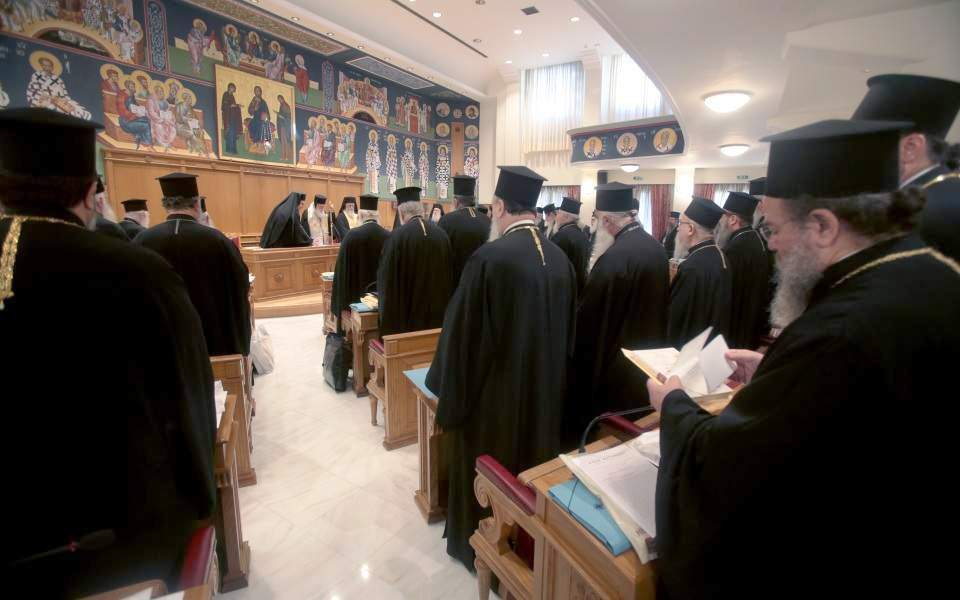 Οι Ιεράρχες ακυρώνουν τον Ιερώνυμο: Από το Δημόσιο η μισθοδοσία των κληρικών