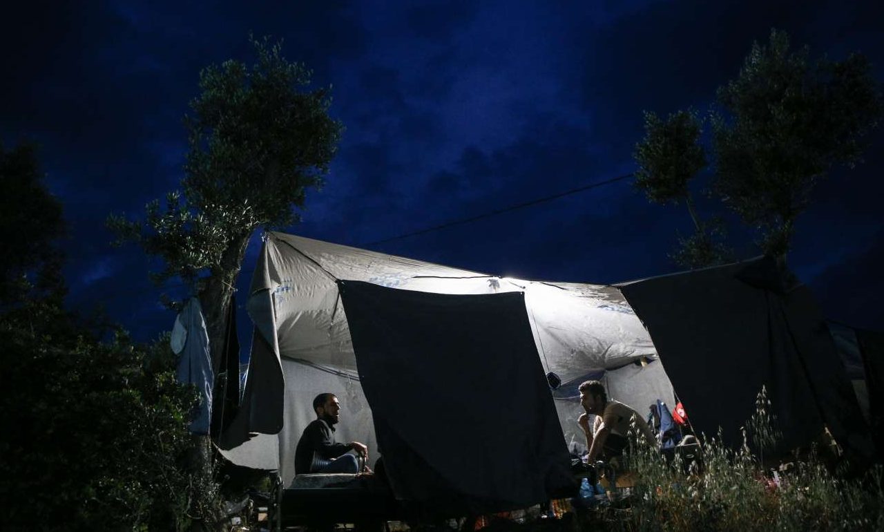 Guardian: Πρόσφυγες στην Ελλάδα ζουν δίπλα σε σκουπίδια και ποντίκια