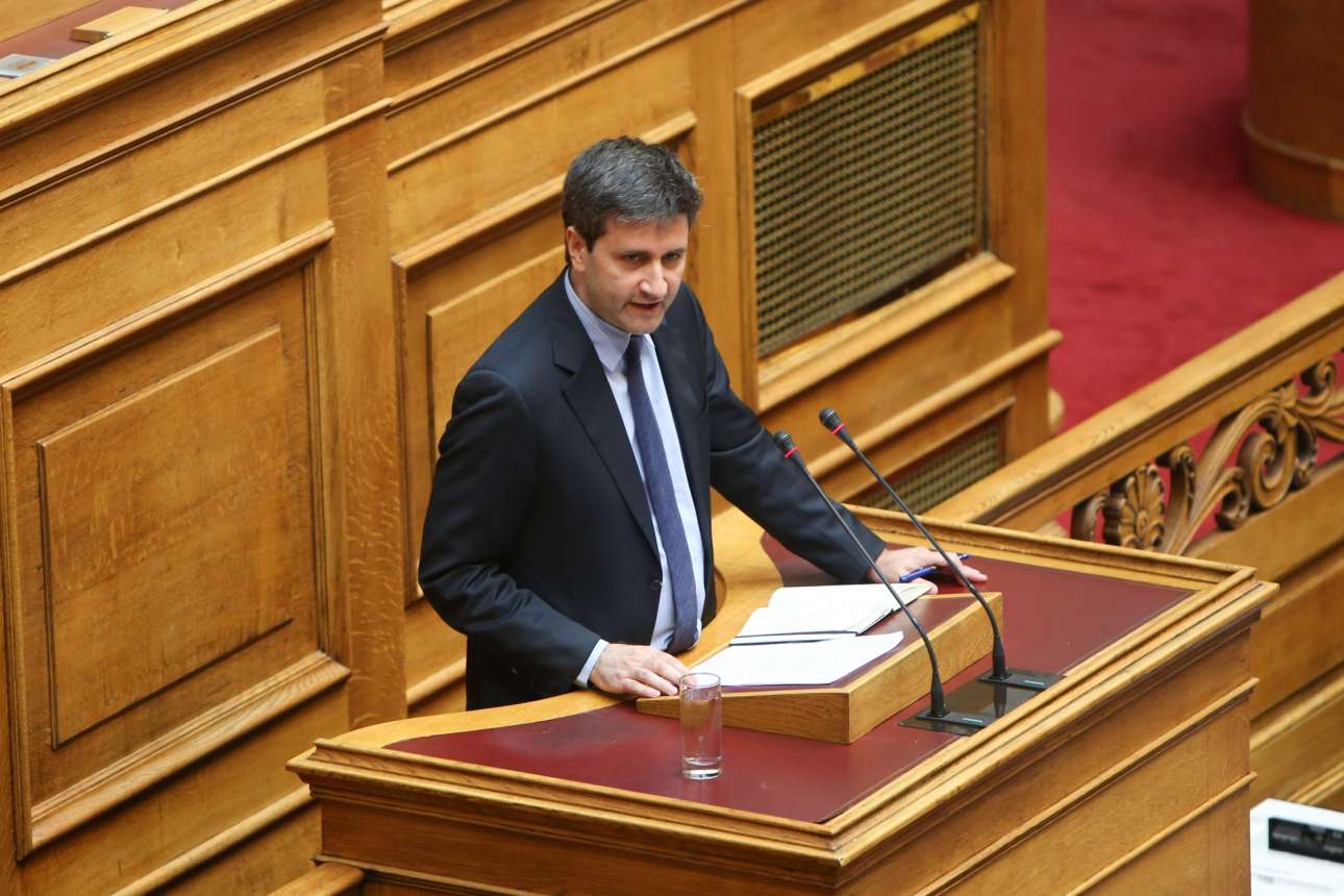 Ο Χουλιαράκης βρήκε την εξήγηση: Υπερφορολογήσαμε, αλλά και οι προηγούμενοι τα ίδια θα έκαναν