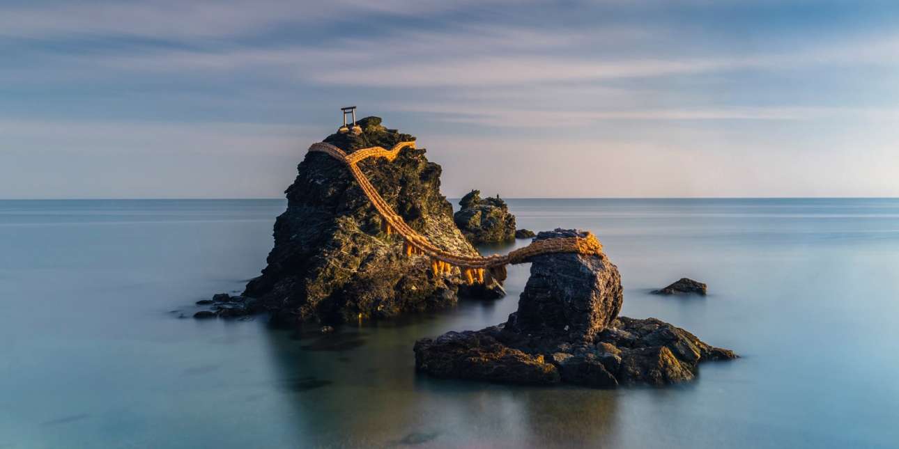 Οι ιεροί, «παντρεμένοι» βράχοι Meoto Iwa, στη θάλασσα του Φουτάμι στην Ιαπωνία