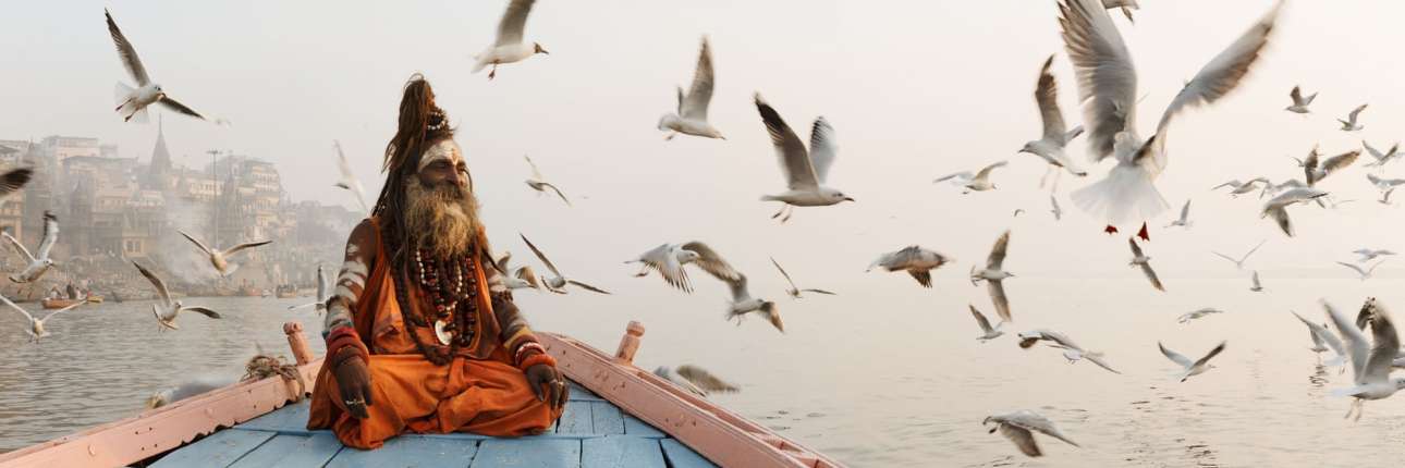 Ενας sadhu -ιερός μοναχός στον Ινδουισμό- πάνω σε βάρκα, με φόντο το Βαρανάσι 