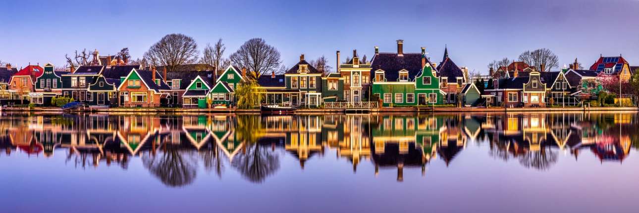 Σπίτια στην όχθη του ποταμού στη γραφική γειτονιά Ζάανσε Σανς, της πόλης Ζάανταμ στην Ολλανδία