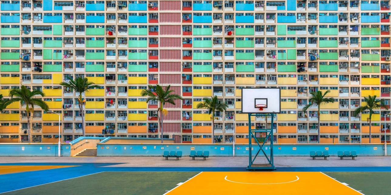 Το πολύχρωμο, αλλά εγκαταλειμμένο προαύλιο του συγκροτήματος Choi Hung στο Χονγκ Κονγκ