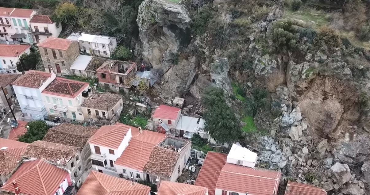 Δέος από τις εικόνες της κατολίσθησης στο Πλωμάρι (βίντεο από drone)