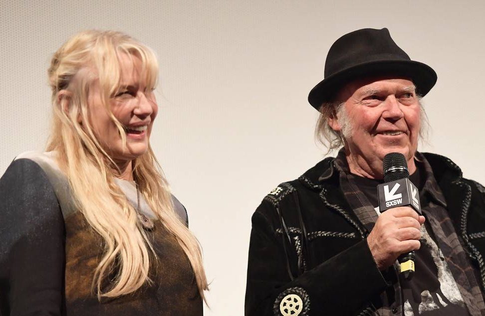 Είναι επίσημο: ο Νιλ Γιανγκ παντρεύτηκε την Ντάριλ Χάνα