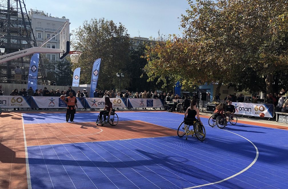 Η πλατεία Συντάγματος μεταμορφώθηκε σε γήπεδο μπάσκετ από τον ΟΠΑΠ για το «2ο Ηοpe Streetball» της ΟΣΕΚΑ