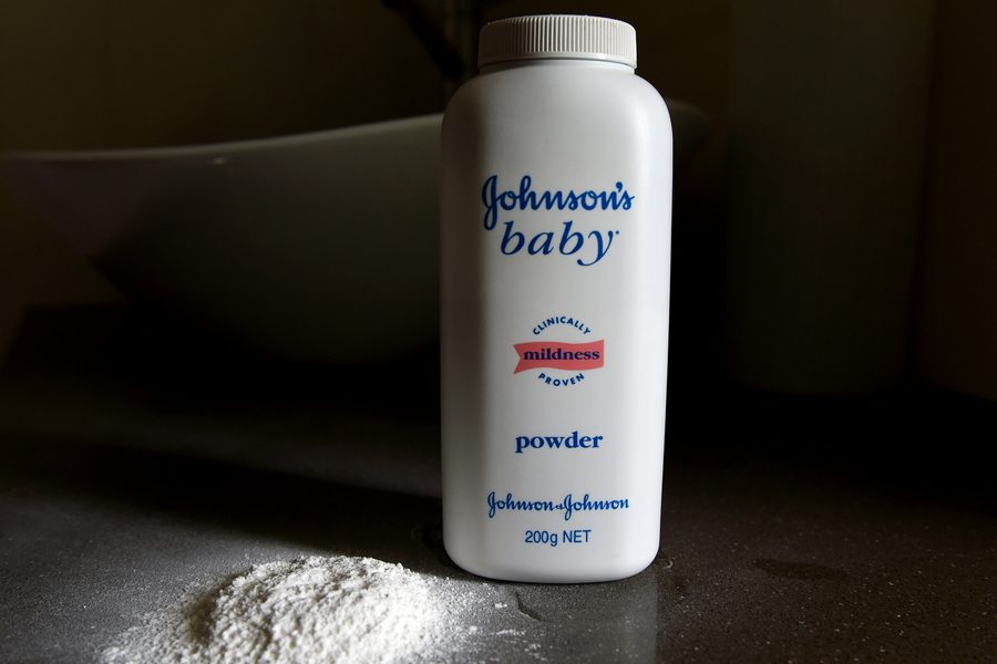 Reuters: Η Johnson & Johnson γνώριζε για δεκαετίες ότι το παιδικό ταλκ είχε καρκινογόνο αμίαντο!