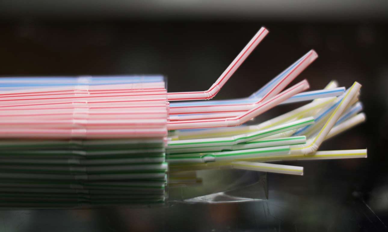 Προσωρινή συμφωνία στις Βρυξέλλες για την απαγόρευση των πλαστικών μίας χρήσης