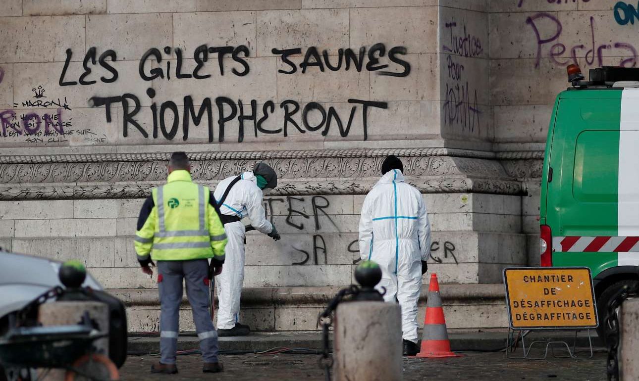 Το Παρίσι καθαρίζει τη «βιτρίνα» του από τα συνθήματα