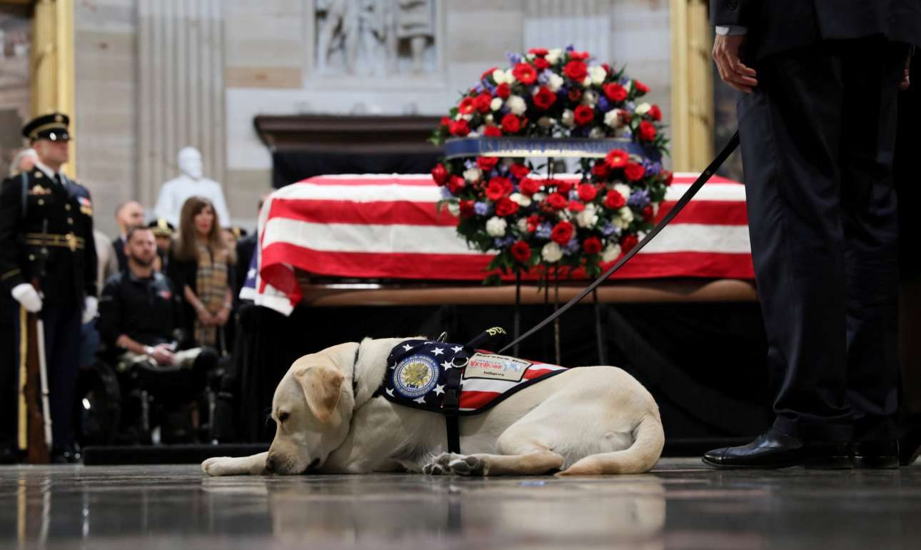 Τελευταίο αντίο στον Τζορτζ Μπους και από το πιστό του λαμπραντόρ [εικόνες]