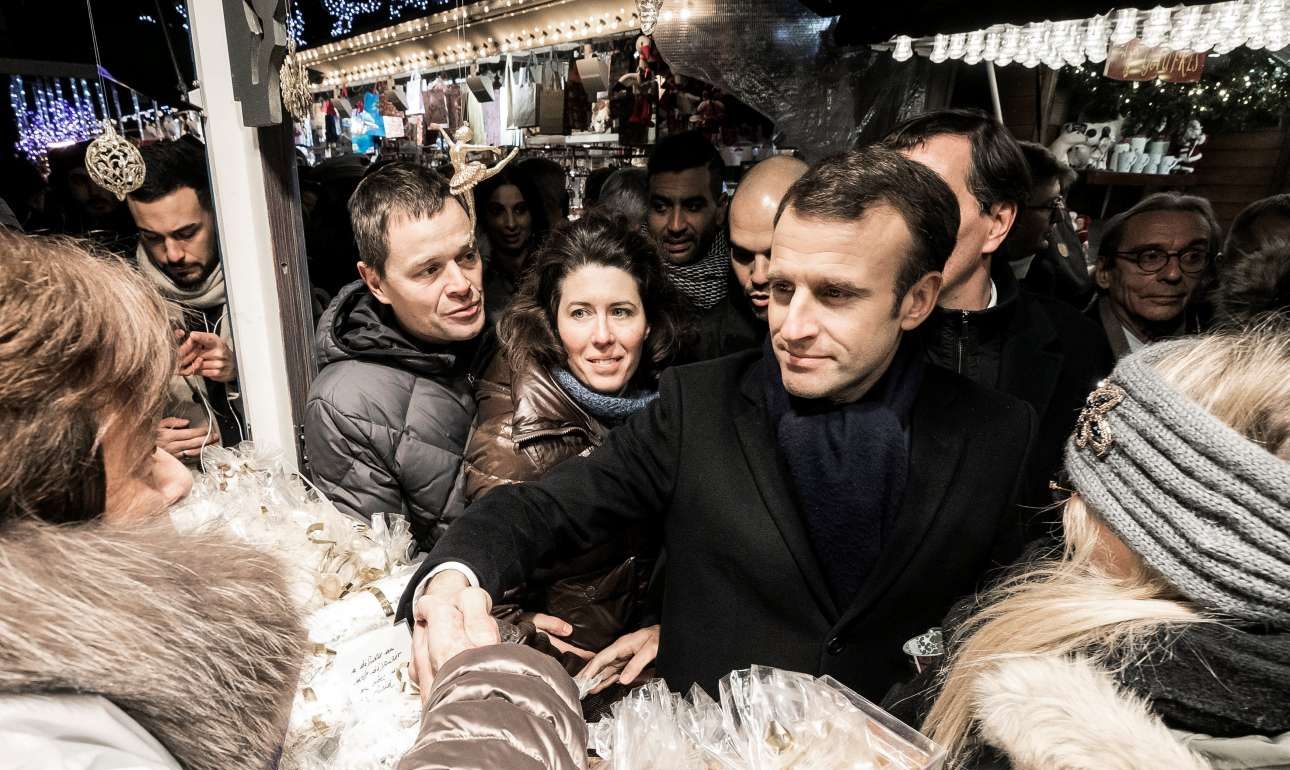 Τα Κίτρινα Γιλέκα γκρεμίζουν ακόμη περισσότερο την εικόνα του Μακρόν