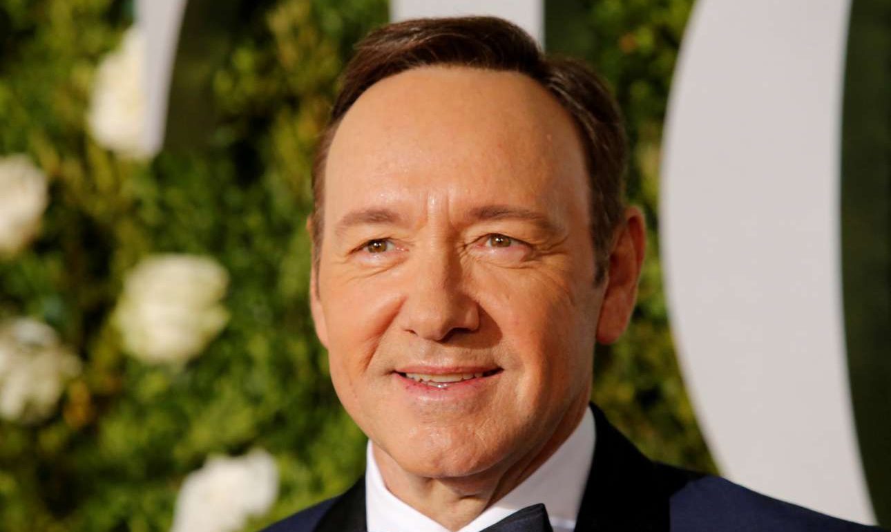 «Καίει» τον Κέβιν Σπέισι βίντεο που τον δείχνει να θωπεύει νεαρό