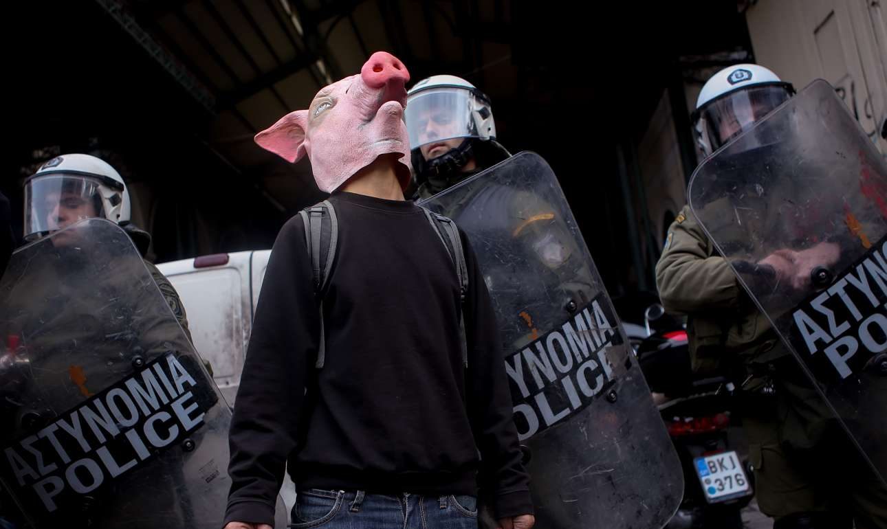 Ακτιβισμός vegan με μάσκες γουρουνιού έξω από τη Βαρβάκειο