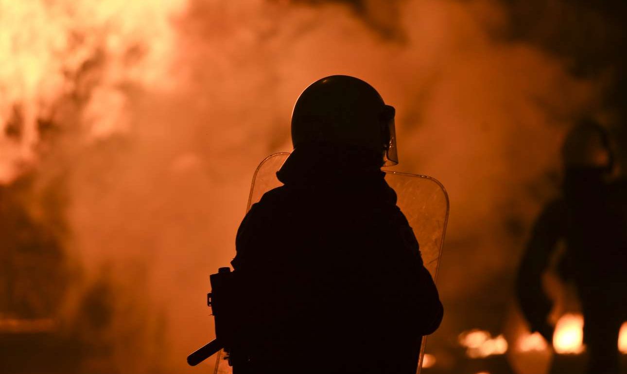 Φωτιές και οδοφράγματα στα Εξάρχεια – Τρεις τραυματίες