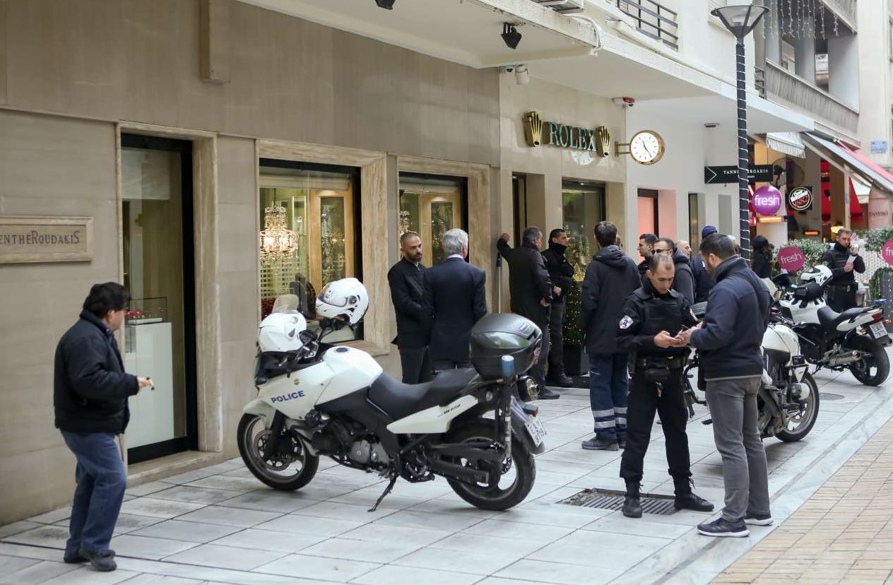 Κινηματογραφική ληστεία στο κατάστημα της Rolex στη Βαλαωρίτου [εικόνες]