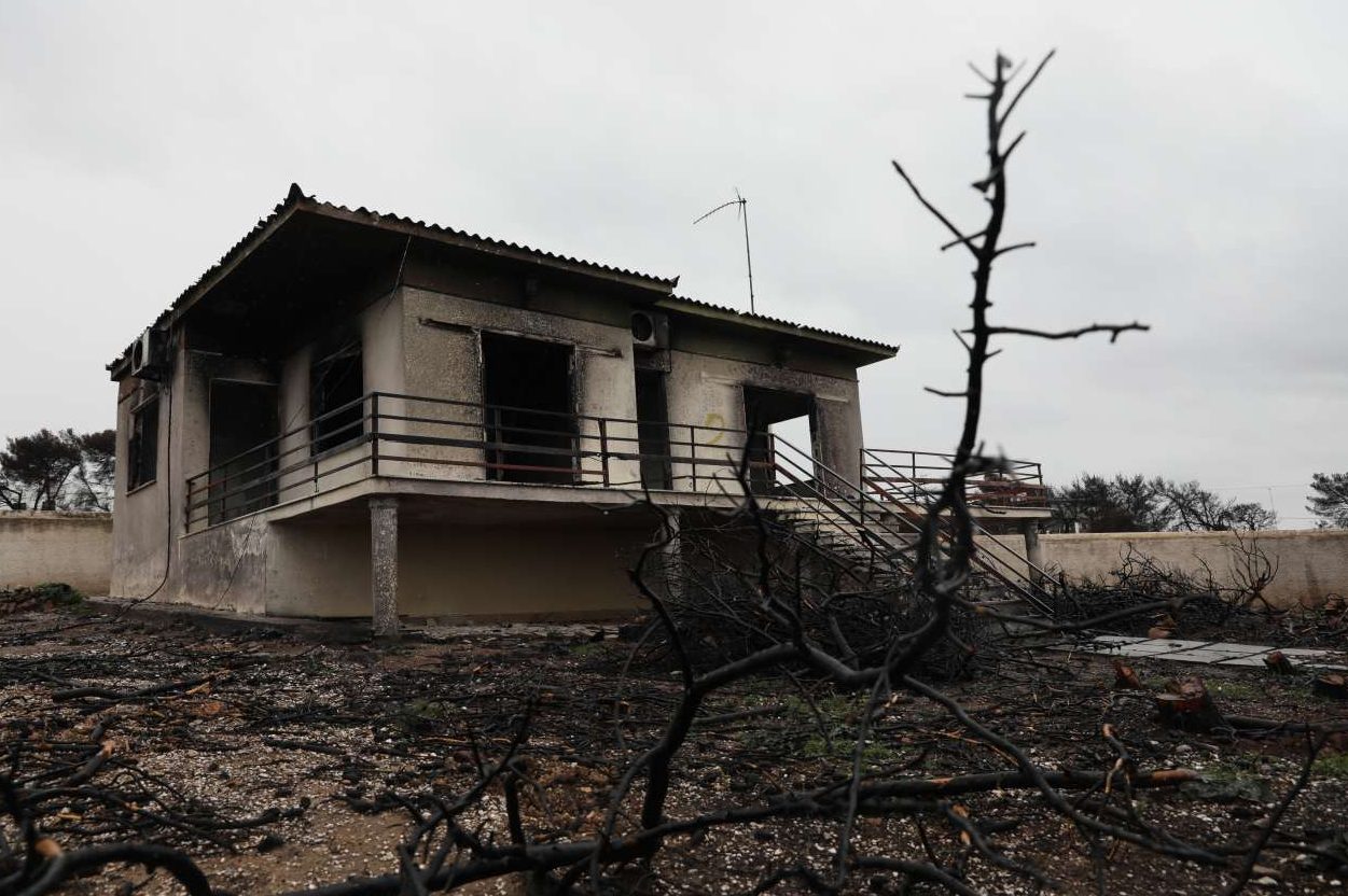 Κραυγή αγωνίας από το Μάτι: Αφήστε μας επιτέλους να ξαναφτιάξουμε τα σπίτια μας