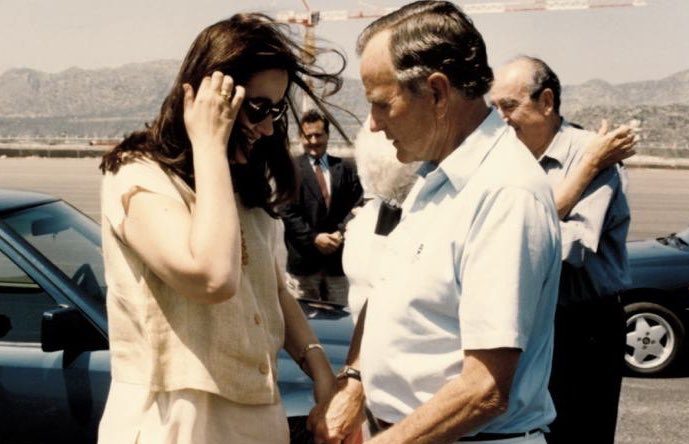 Οταν η Ντόρα συνάντησε (δύο φορές) τον Τζορτζ Μπους