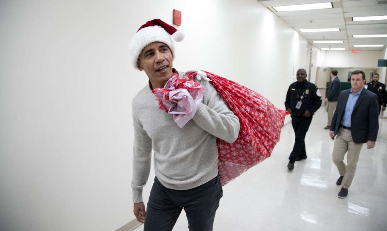 Ο Ομπάμα ως Αγιος Βασίλης σε νοσοκομείο παίδων [εικόνες]