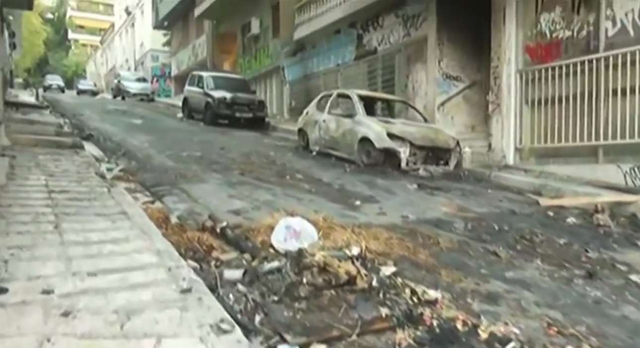 Βομβαρδισμένο τοπίο τα Εξάρχεια και το ΑΠΘ την επομένη των επεισοδίων