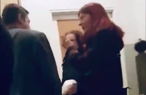 Δήμος Αθηναίων: Στο αυτόφωρο η τμηματάρχης Κοινωνικής Αλληλεγγύης «επειδή τάιζε μετανάστες»