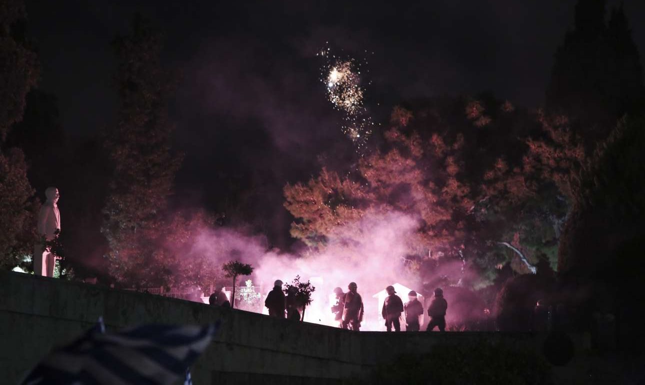 Δεκάδες προσαγωγές μετά το συλλαλητήριο – Συνθήματα στην κατοικία του πρεσβευτή των ΗΠΑ