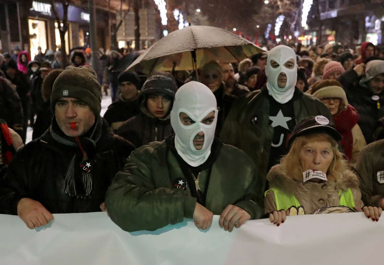 Σάββατο, 5 Ιανουαρίου, Σερβία. Αψηφώντας το ψύχος που έπληξε τη Βαλκανική και το εορταστικό κλίμα των ημερών (στη Σερβία τα Χριστούγεννα εορτάζονται 7 Ιανουαρίου), σέρβοι πολίτες συμμετέχουν σε αντικυβερνητική διαδήλωση στο Βελιγράδι
