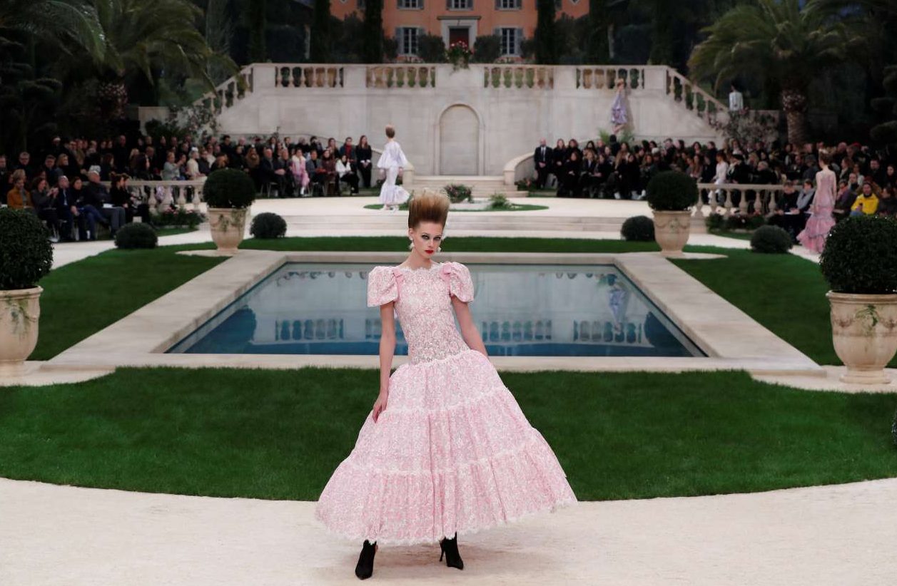 Πέρα… βρέχει και χιονίζει για τη Γαλλική Εβδομάδα Μόδας