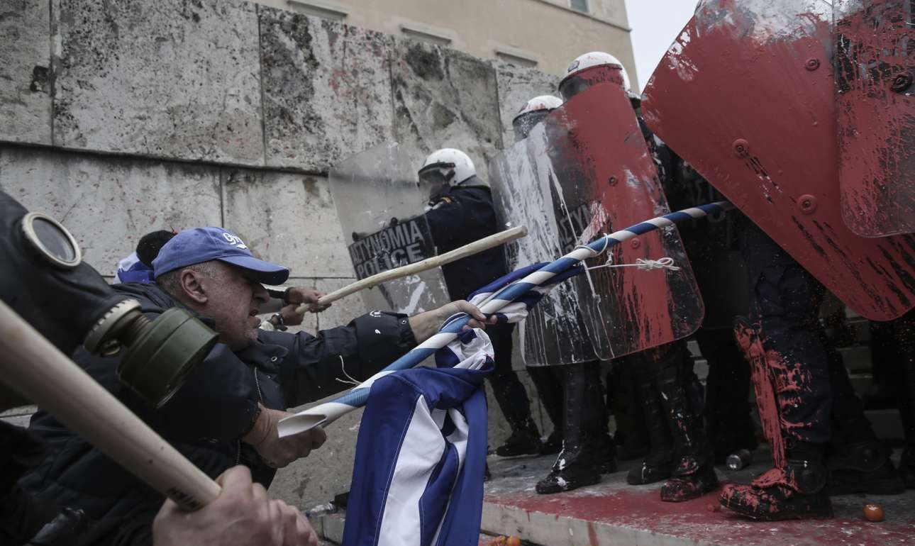 Το φίδι δεν κρύβεται πια στα χoρτάρια…