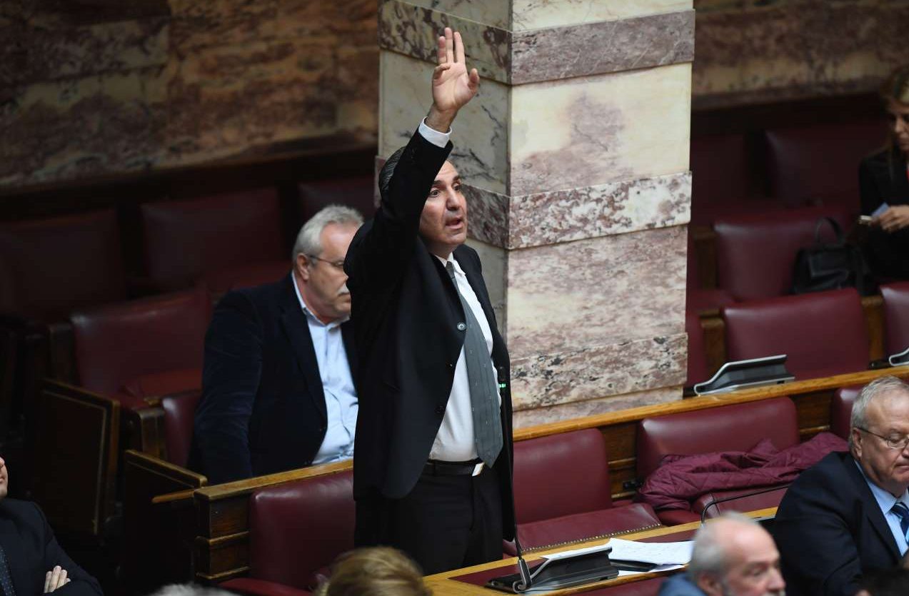 Παρωδία στη Βουλή με Φωκά που πήγε για γκαζόζα (και μετά τουαλέτα)